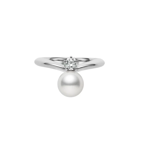 Akoya Cultured Pearl and Diamond Ring in Platinum （Ring Size 6.5）